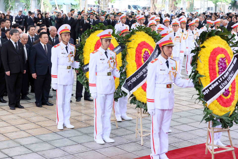 Đoàn Hội đồng Lý luận Trung ương, Học viên Chính trị Quốc gia Hồ Chí Minh do đồng chí Nguyễn Xuân Thắng, Ủy viên Bộ Chính trị, Chủ tịch Hội đồng Lý luận Trung ương, Giám đốc Học viên Chính trị Quốc gia Hồ Chí Minh làm Trưởng đoàn, viếng Tổng Bí thư Nguyễn Phú Trọng. (Ảnh: TTXVN)