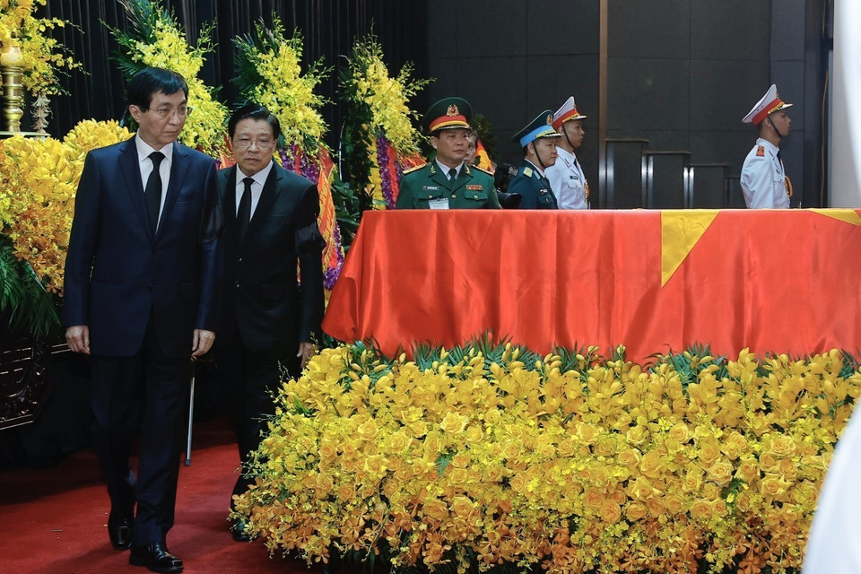 Đồng chí Vương Hộ Ninh, Ủy viên Thường vụ Bộ Chính trị Trung ương Đảng Cộng sản Trung Quốc, Chủ tịch Chính hiệp toàn quốc Trung Quốc, đại diện đặc biệt của Tổng Bí thư, Chủ tịch Trung Quốc Tập Cận Bình, dẫn đầu Đoàn đại biểu Đảng Cộng sản Trung Quốc viếng Tổng Bí thư Nguyễn Phú Trọng. (Ảnh: TTXVN)