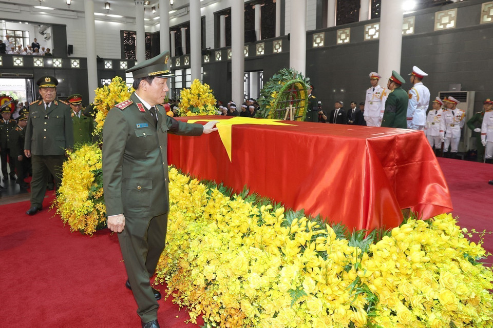 Thượng tướng Lương Tam Quang, Ủy viên Trung ương Đảng, Bí thư Đảng ủy Công an Trung ương, Bộ trưởng Bộ Công an viếng Tổng Bí thư Nguyễn Phú Trọng. (Ảnh: TTXVN)