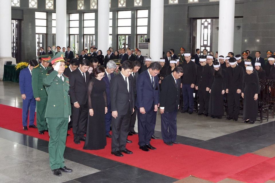 Đoàn đại biểu tỉnh Hưng Yên viếng Tổng Bí thư Nguyễn Phú Trọng. (Ảnh: TTXVN)