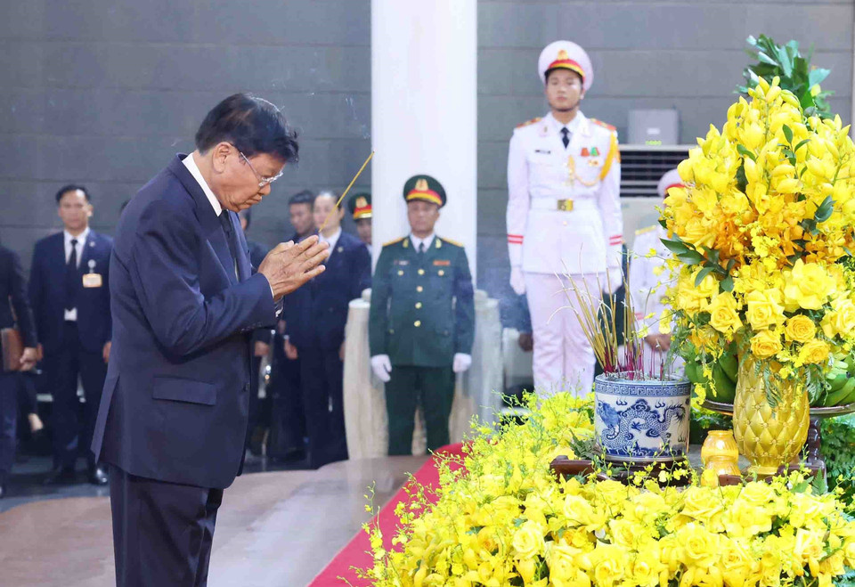 Đoàn đại biểu cấp cao Đảng, Nhà nước Lào do Tổng Bí thư, Chủ tịch nước Thongloun Sisoulith làm Trưởng đoàn, viếng Tổng Bí thư Nguyễn Phú Trọng. (Ảnh: TTXVN)