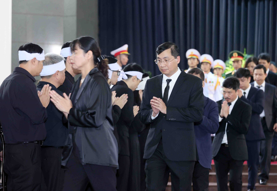 Đoàn Thông tấn xã Việt Nam viếng, chia buồn với gia quyến Tổng Bí thư Nguyễn Phú Trọng. Ảnh: TTXVN