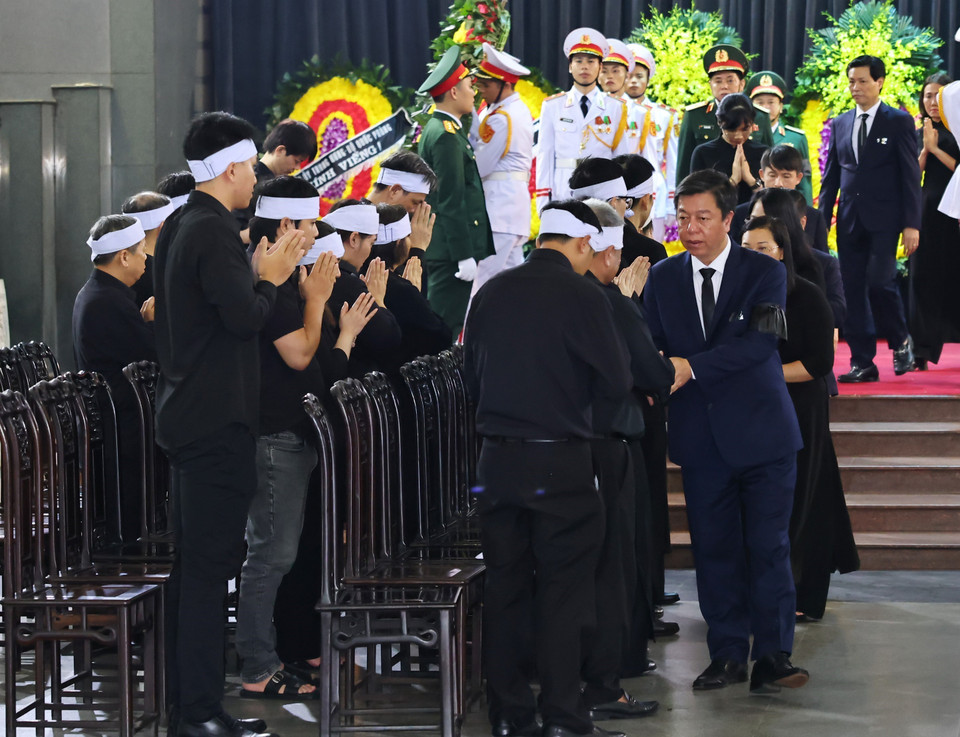 Giám đốc, Tổng Biên tập Nhà xuất bản Chính trị quốc gia Sự thật Vũ Trọng Lâm chia buồn cùng gia quyến Tổng Bí thư Nguyễn Phú Trọng. (Ảnh: TTXVN)