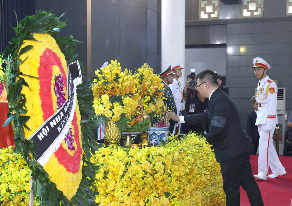 Đoàn Hội Nhà báo Việt Nam viếng Tổng Bí thư Nguyễn Phú Trọng. (Ảnh: TTXVN)