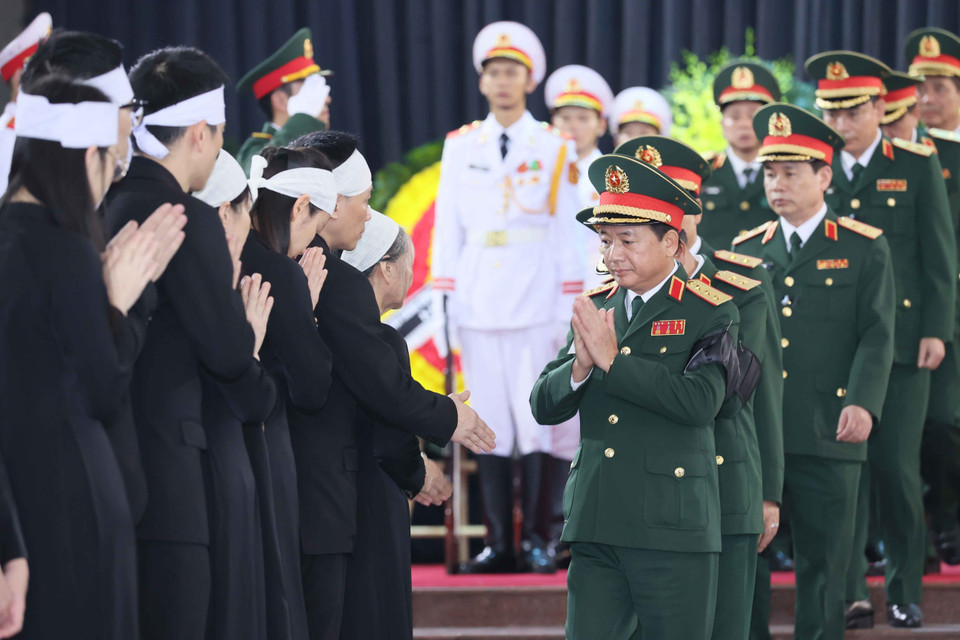 Thượng tướng Trịnh Văn Quyết, Ủy viên Trung ương Đảng, Chủ nhiệm Tổng cục Chính trị Quân đội Nhân dân Việt Nam làm trưởng đoàn viếng Tổng Bí thư Nguyễn Phú Trọng. (Ảnh: TTXVN)