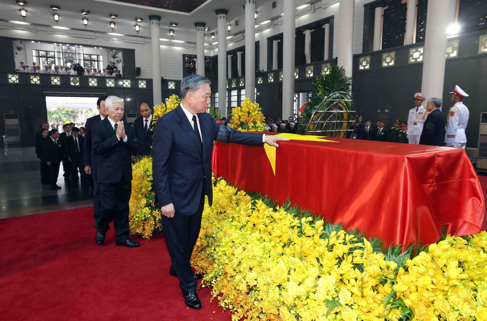 Đoàn Chủ tịch nước do đồng chí Tô Lâm, Ủy viên Bộ Chính trị, Chủ tịch nước làm Trưởng đoàn, kính viếng Tổng Bí thư Nguyễn Phú Trọng. (Ảnh: TTXVN)