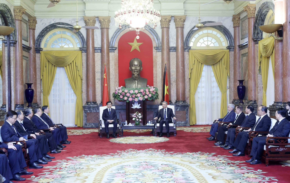 Chủ tịch nước Tô Lâm tiếp Chủ tịch Chính hiệp Trung Quốc Vương Hộ Ninh. (Ảnh: Nhan Sáng/TTXVN)