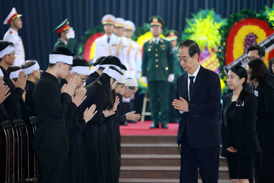 Đoàn Hàn Quốc do Thủ tướng Hàn Quốc Han Duck Soo, đặc phái viên của Tổng thống Hàn Quốc làm Trưởng đoàn, viếng Tổng Bí thư Nguyễn Phú Trọng. (Ảnh: TTXVN)