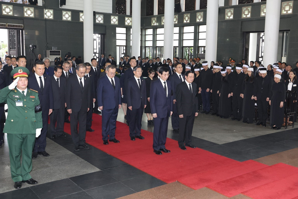 Đồng chí Vương Hộ Ninh, Ủy viên Thường vụ Bộ Chính trị Trung ương Đảng Cộng sản Trung Quốc, Chủ tịch Chính hiệp toàn quốc Trung Quốc, đại diện đặc biệt của Tổng Bí thư, Chủ tịch Trung Quốc Tập Cận Bình, dẫn đầu Đoàn đại biểu Đảng Cộng sản Trung Quốc viếng Tổng Bí thư Nguyễn Phú Trọng. (Ảnh: TTXVN)