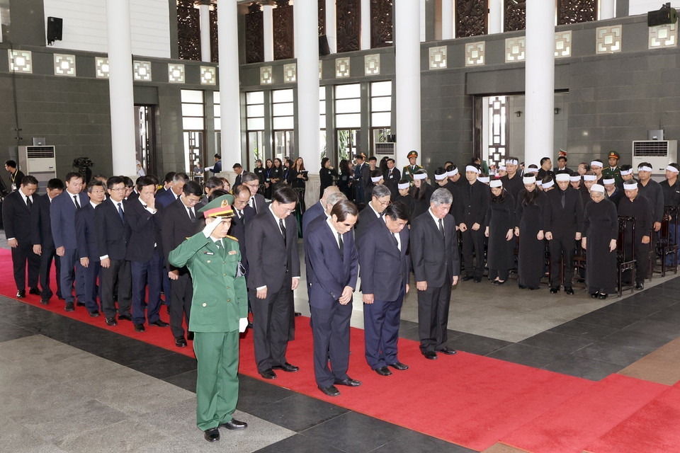 Đoàn Bộ Kế hoạch và Đầu tư viếng Tổng Bí thư Nguyễn Phú Trọng. (Ảnh: TTXVN)