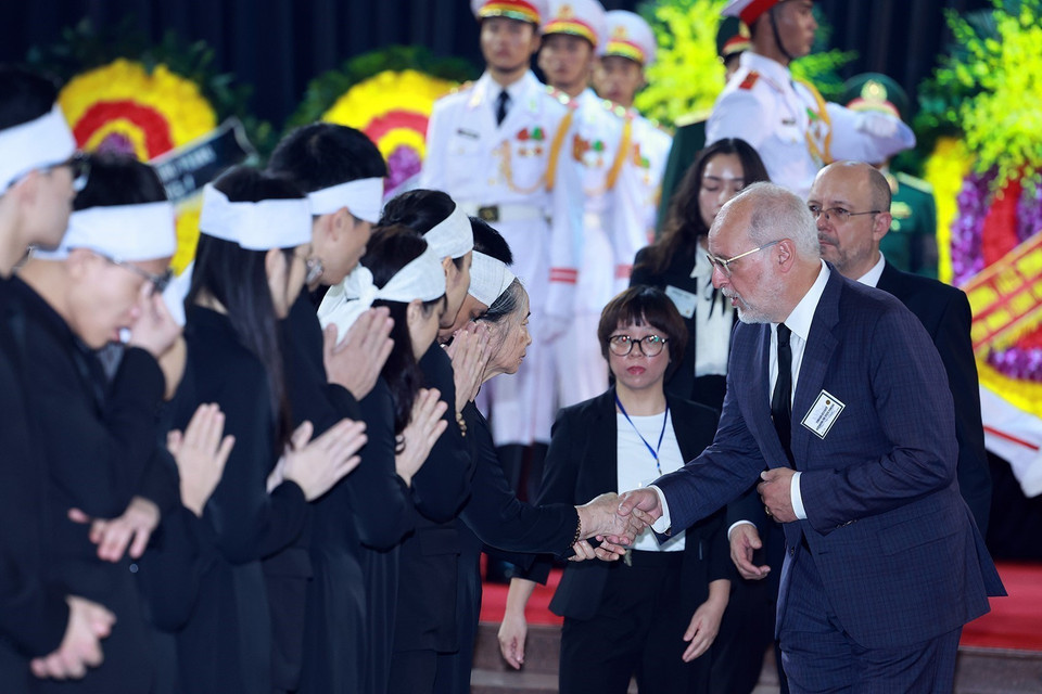 Đoàn Liên bang Thuỵ Sĩ do Quốc vụ khanh Phụ trách Ngoại giao (Bộ Ngoại giao) Alexandre Fasel làm Trưởng đoàn chia buồn với gia quyến Tổng Bí thư Nguyễn Phú Trọng. (Ảnh: TTXVN)