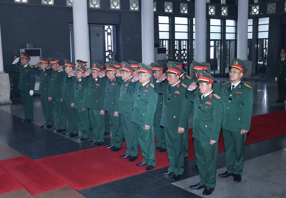 Đoàn Tổng cục II - Bộ Quốc phòng viếng Tổng Bí thư Nguyễn Phú Trọng. (Ảnh: TTXVN)