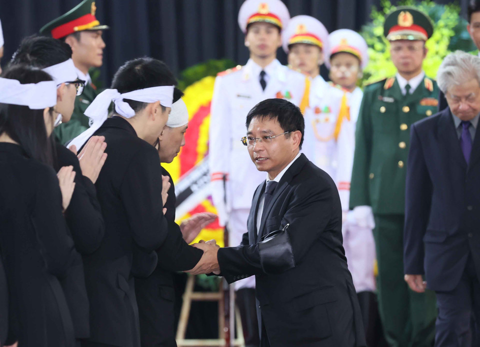 Đoàn Bộ Giao thông vận tải do đồng chí Nguyễn Văn Thắng, Ủy viên Trung ương Đảng, Bộ trưởng làm Trưởng đoàn chia buồn cùng gia quyến Tổng Bí thư Nguyễn Phú Trọng. (Ảnh: TTXVN)