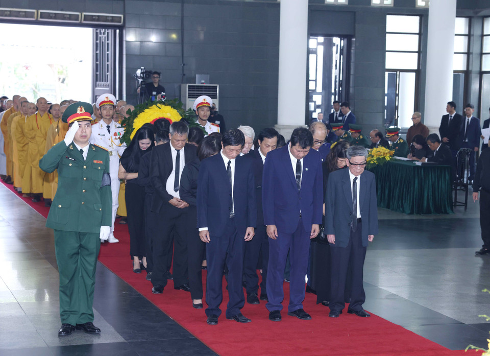 Đoàn Trường THPT Nguyễn Gia Thiều, Hà Nội kính viếng Tổng Bí thư Nguyễn Phú Trọng. (Ảnh: TTXVN)