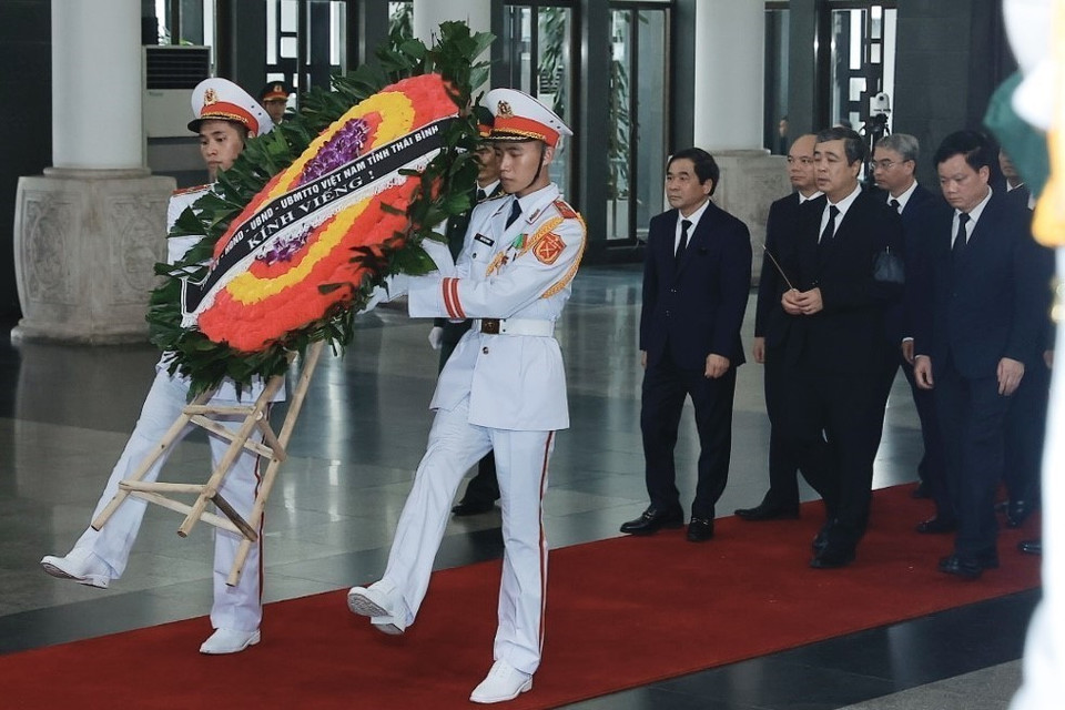 Đoàn đại biểu tỉnh Thái Bình viếng Tổng Bí thư Nguyễn Phú Trọng. (Ảnh: TTXVN)