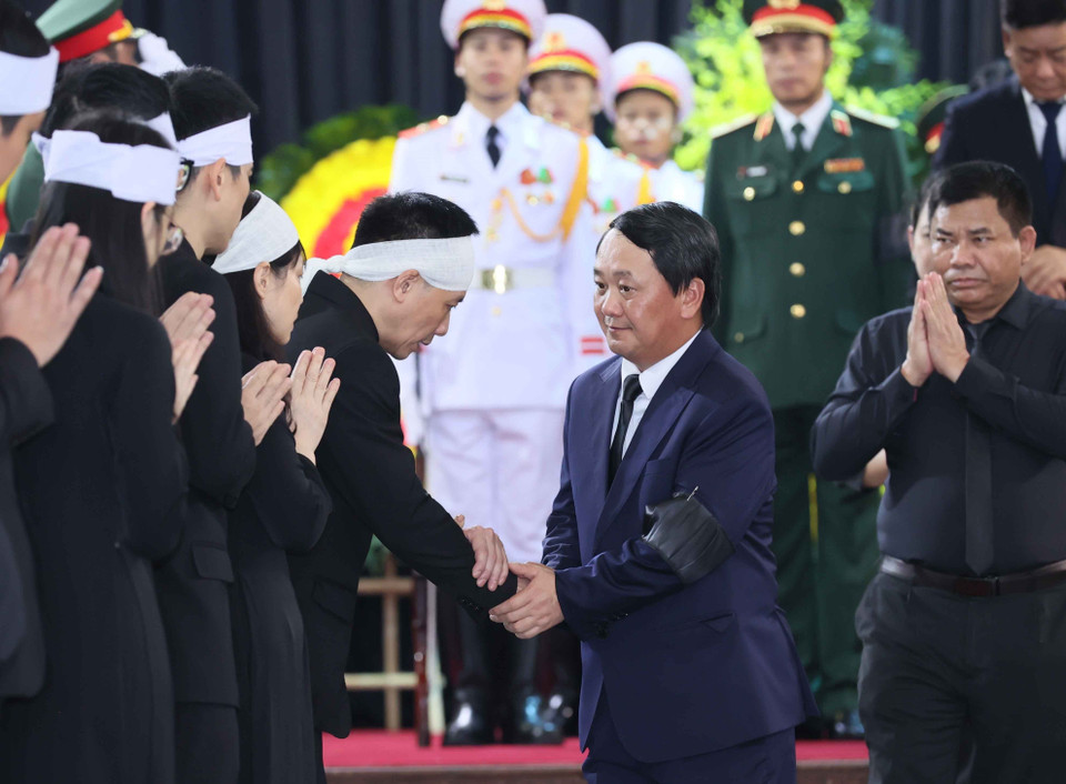 Đoàn Ủy ban Dân tộc do Bộ trưởng, Chủ nhiệm Hầu A Lềnh kính viếng Tổng Bí thư Nguyễn Phú Trọng. (Ảnh: TTXVN)