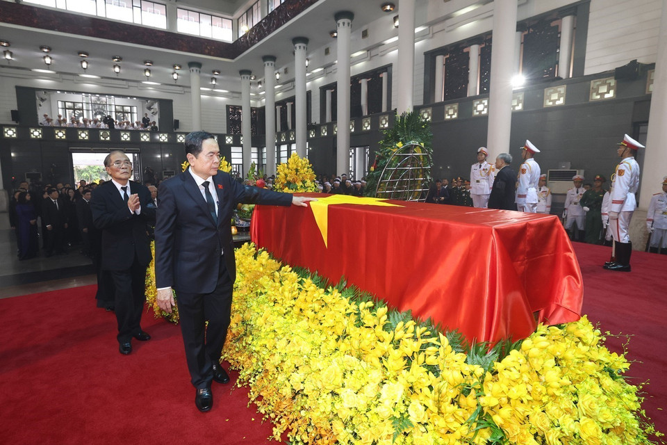 Đoàn Quốc hội do đồng chí Trần Thanh Mẫn, Ủy viên Bộ Chính trị, Chủ tịch Quốc hội làm Trưởng đoàn, kính viếng Tổng Bí thư Nguyễn Phú Trọng. (Ảnh: TTXVN)