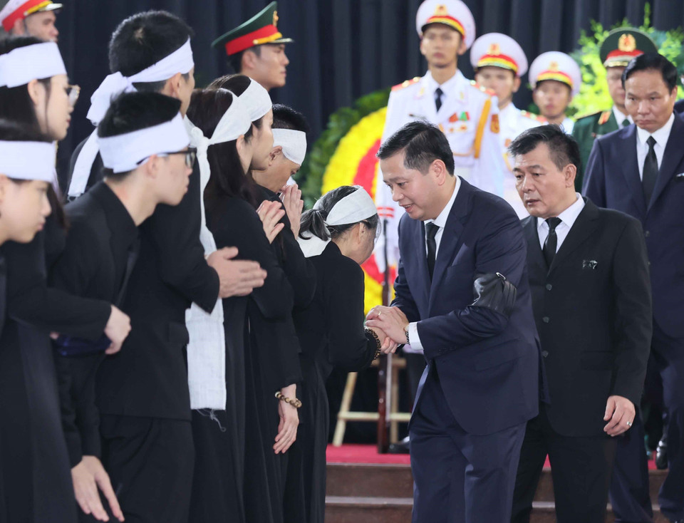 Đồng chí Nguyễn Long Hải, Ủy viên dự khuyết Ban chấp hành Trung ương Đảng, Bí thư Đảng ủy khối Doanh nghiệp Trung ương kính viếng Tổng Bí thư Nguyễn Phú Trọng. (Ảnh: TTXVN)