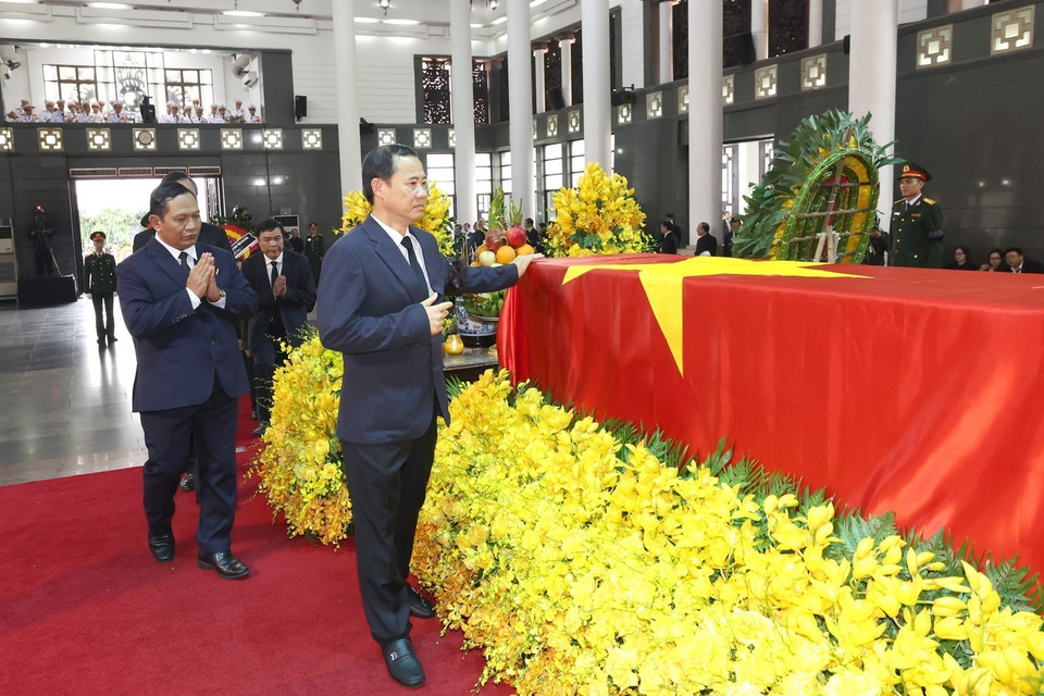 Đoàn tỉnh Lâm Đồng viếng Tổng Bí thư Nguyễn Phú Trọng. (Ảnh: TTXVN)