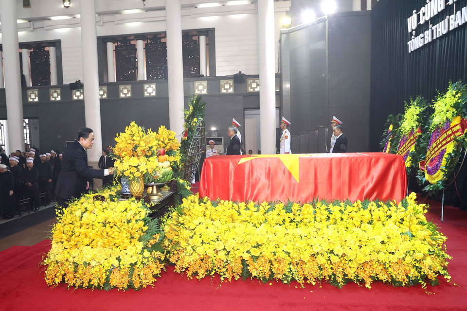 Đoàn Quốc hội do đồng chí Trần Thanh Mẫn, Ủy viên Bộ Chính trị, Chủ tịch Quốc hội làm Trưởng đoàn, kính viếng Tổng Bí thư Nguyễn Phú Trọng. (Ảnh: TTXVN)