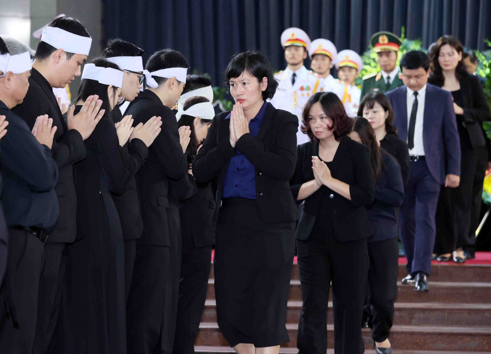 Đoàn Thông tấn xã Việt Nam viếng, chia buồn với gia quyến Tổng Bí thư Nguyễn Phú Trọng. (Ảnh: TTXVN)