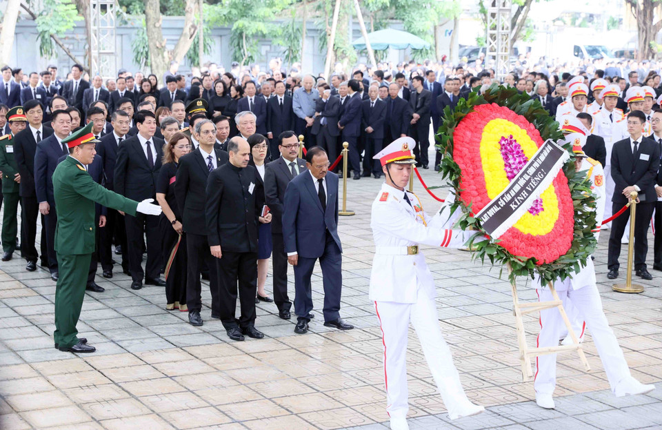 Đoàn Cộng hòa Ấn Độ do Cố vấn An ninh quốc gia của Thủ tướng Ajit Doval làm Trưởng đoàn, viếng Tổng Bí thư Nguyễn Phú Trọng. (Ảnh: TTXVN)