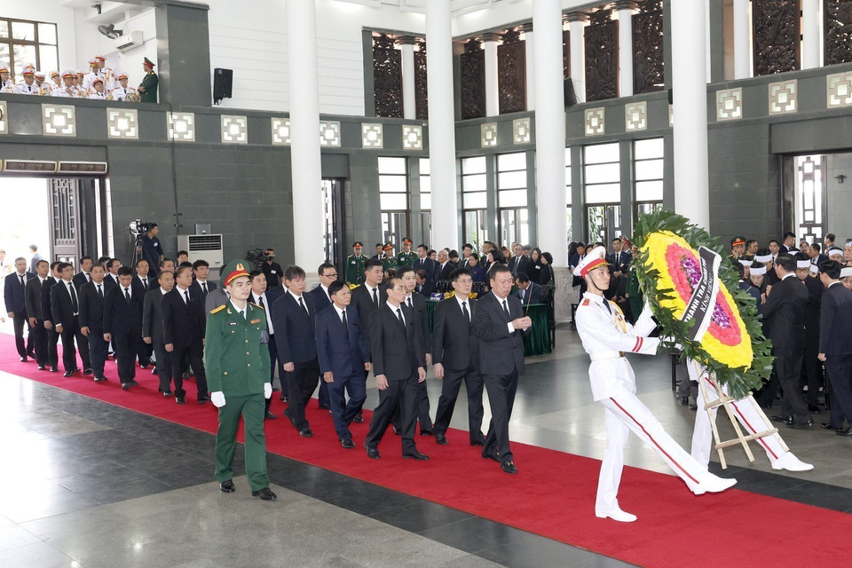 Đoàn Thanh tra Chính phủ do đồng chí Đoàn Hồng Phong, Ủy viên Trung ương Đảng, Tổng Thanh tra Chính phủ làm Trưởng đoàn, viếng Tổng Bí thư Nguyễn Phú Trọng. (Ảnh: TTXVN)