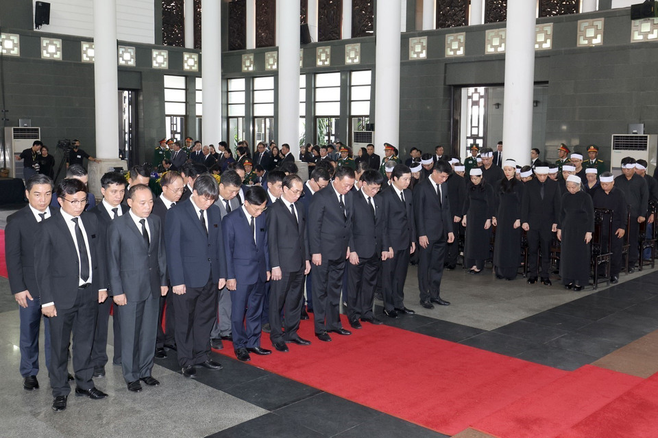 Đoàn Thanh tra Chính phủ do đồng chí Đoàn Hồng Phong, Ủy viên Trung ương Đảng, Tổng Thanh tra Chính phủ làm Trưởng đoàn, viếng Tổng Bí thư Nguyễn Phú Trọng. (Ảnh: TTXVN)