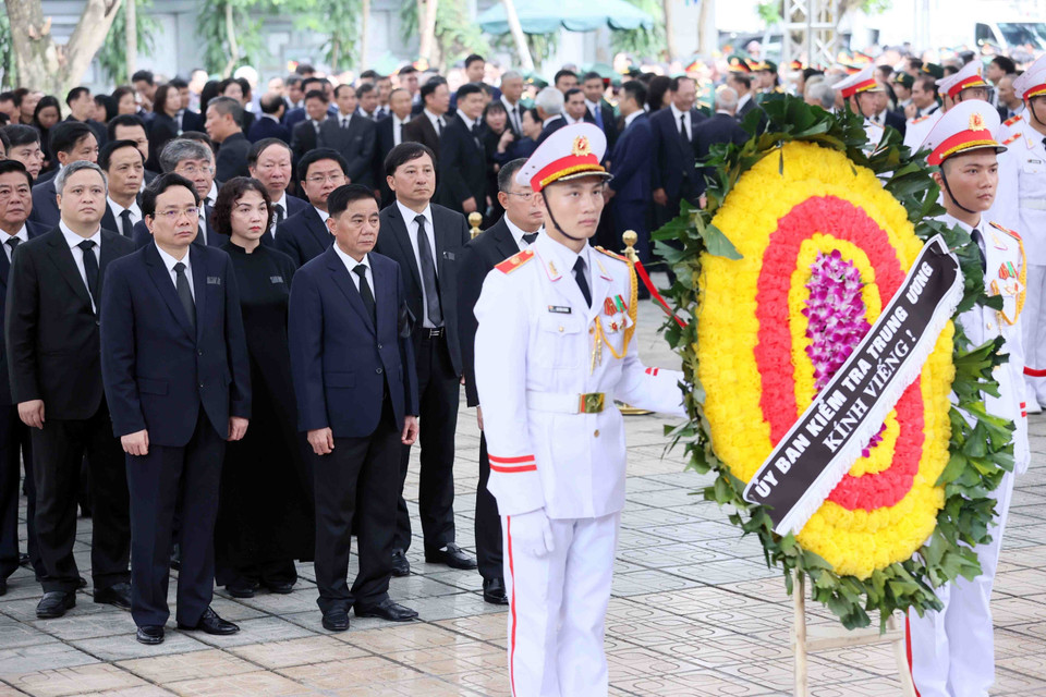 Đoàn Ủy ban Kiểm tra Trung ương do đồng chí Trần Cẩm Tú, Ủy viên Bộ Chính trị, Bí thư Trung ương Đảng, Chủ nhiệm Ủy ban Kiểm tra Trung ương làm Trưởng đoàn, kính viếng Tổng Bí thư Nguyễn Phú Trọng. (Ảnh: TTXVN)