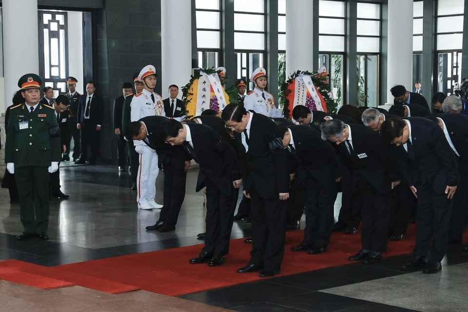 Đồng chí Vương Hộ Ninh, Ủy viên Thường vụ Bộ Chính trị Trung ương Đảng Cộng sản Trung Quốc, Chủ tịch Chính hiệp toàn quốc Trung Quốc, đại diện đặc biệt của Tổng Bí thư, Chủ tịch Trung Quốc Tập Cận Bình, dẫn đầu Đoàn đại biểu Đảng Cộng sản Trung Quốc viếng Tổng Bí thư Nguyễn Phú Trọng. (Ảnh: TTXVN)