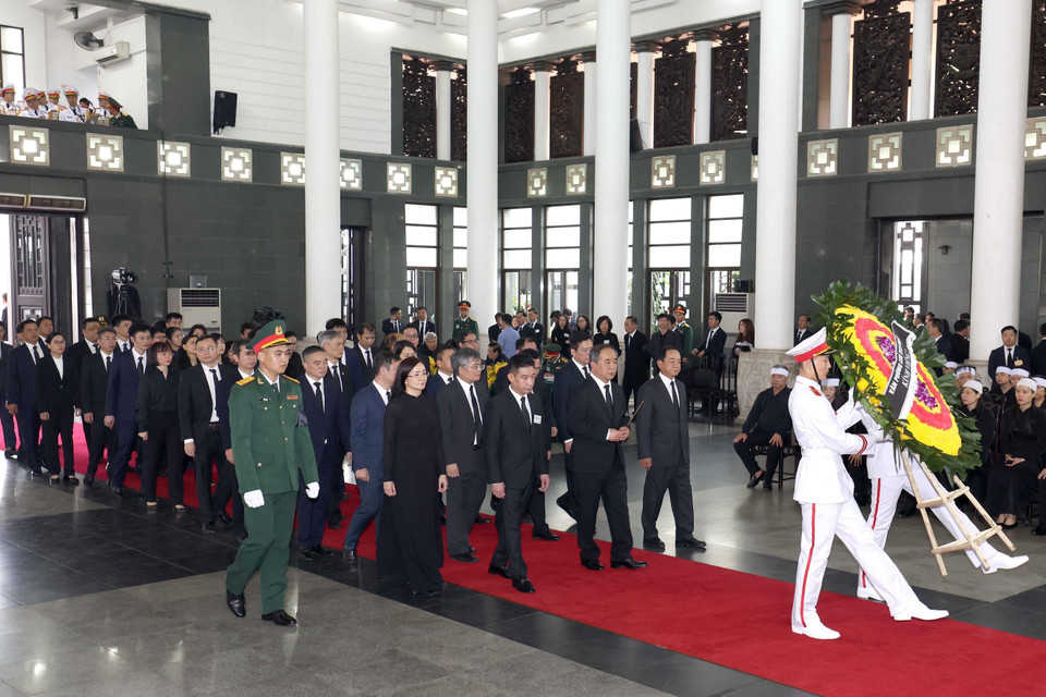 Đoàn Văn phòng Chủ tịch nước do đồng chí Lê Khánh Hải, Ủy viên Trung ương Đảng, Chủ nhiệm Văn phòng Chủ tịch nước làm Trưởng đoàn viếng Tổng Bí thư Nguyễn Phú Trọng. (Ảnh: TTXVN)