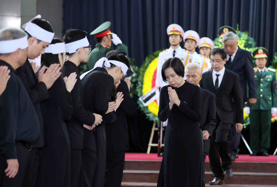 Đoàn Thông tấn xã Việt Nam do đồng chí Vũ Việt Trang, Bí thư Đảng ủy, Tổng Giám đốc làm Trưởng đoàn, kính viếng và chia buồn với gia quyến Tổng Bí thư Nguyễn Phú Trọng. (Ảnh: TTXVN)