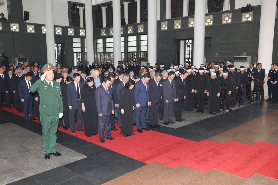 Đoàn Thành ủy, Hội đồng Nhân dân, Ủy ban Nhân dân, Ủy ban Mặt trận Tổ quốc Việt Nam thành phố Hà Nội, do đồng chí Bùi Thị Minh Hoài, Ủy viên Bộ Chính trị, Bí thư Thành ủy Hà Nội làm Trưởng đoàn, kính viếng Tổng Bí thư Nguyễn Phú Trọng. (Ảnh: TTXVN)