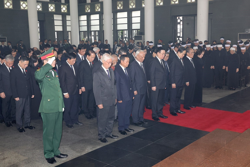 Đoàn Quốc hội do đồng chí Trần Thanh Mẫn, Ủy viên Bộ Chính trị, Chủ tịch Quốc hội làm Trưởng đoàn, kính viếng Tổng Bí thư Nguyễn Phú Trọng. (Ảnh: TTXVN)
