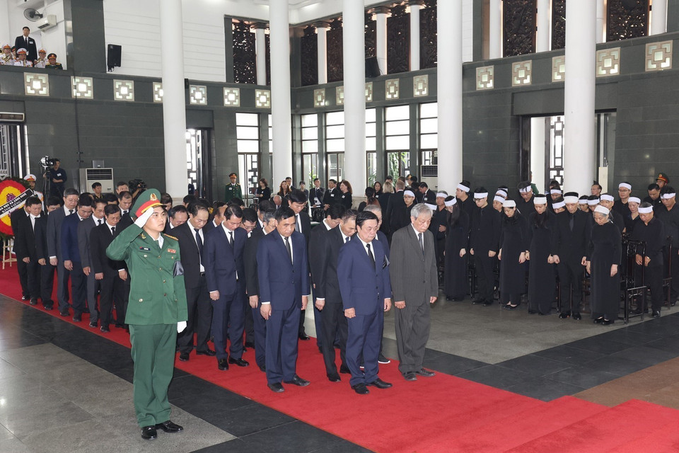 Đoàn Bộ Nông nghiệp và Phát triển nông thôn do đồng chí Lê Minh Hoan, Ủy viên Trung ương Đảng, Bộ trưởng làm Trường đoàn, viếng Tổng Bí thư Nguyễn Phú Trọng. (Ảnh: TTXVN)