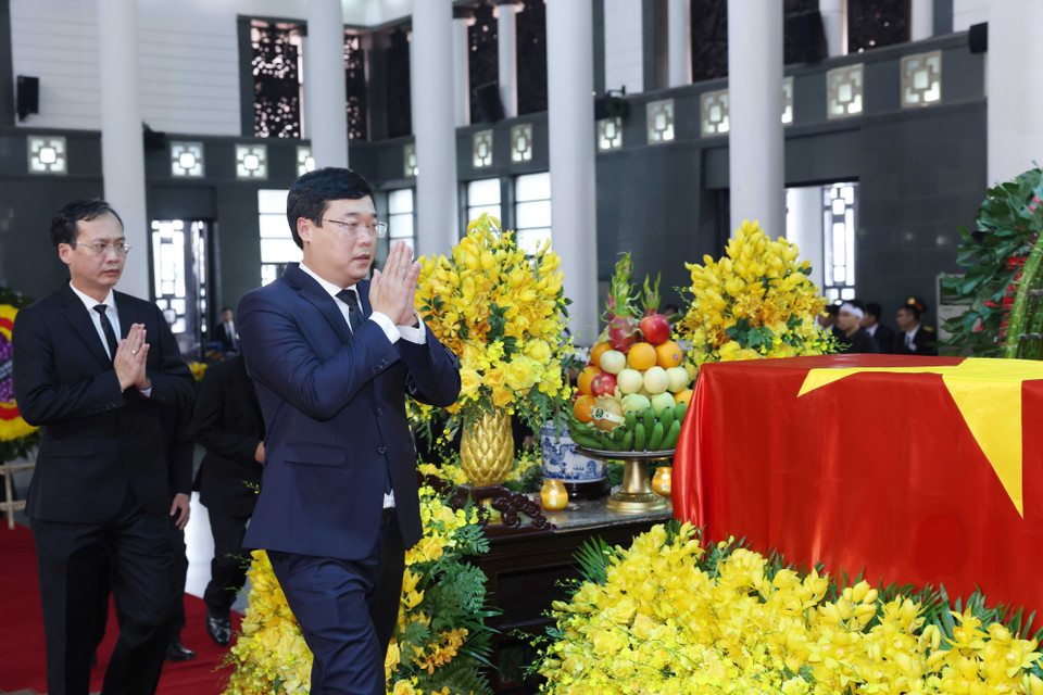 Đoàn Tỉnh ủy- Hội đồng Nhân dân-Ủy ban Nhân dân-Ủy ban Mặt trận Tổ quốc tỉnh Đồng Tháp do đồng chí Lê Quốc Phong, Ủy viên Trung ương Đảng, Bí thư Tỉnh ủy làm trưởng đoàn viếng Tổng Bí thư Nguyễn Phú Trọng. (Ảnh: TTXVN)