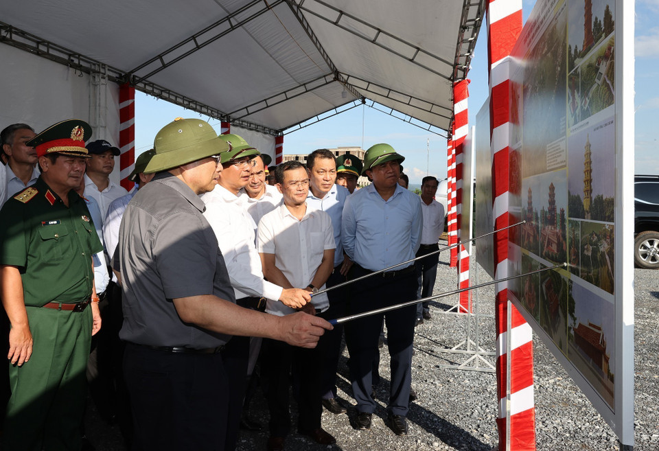 Thủ tướng Phạm Minh Chính khảo sát quy hoạch xây dựng khu công viên cảnh quan, văn hóa du lịch Kim Thành, thành phố Lào Cai. (Ảnh: Dương Giang/TTXVN)