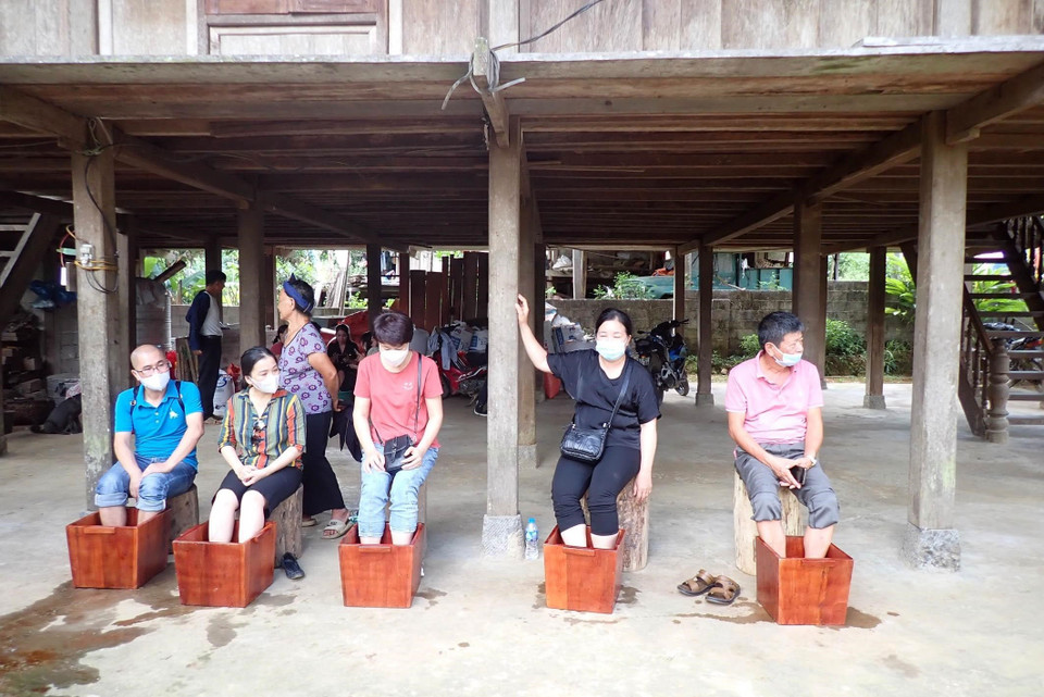 Du khách ngâm chân bằng thuốc nam tại Homestay Đào Hoa Ký, thôn Lân Luông, xã Thiện Hòa, huyện Bình Gia, tỉnh Lạng Sơn. (Ảnh: Anh Tuấn/TTXVN)