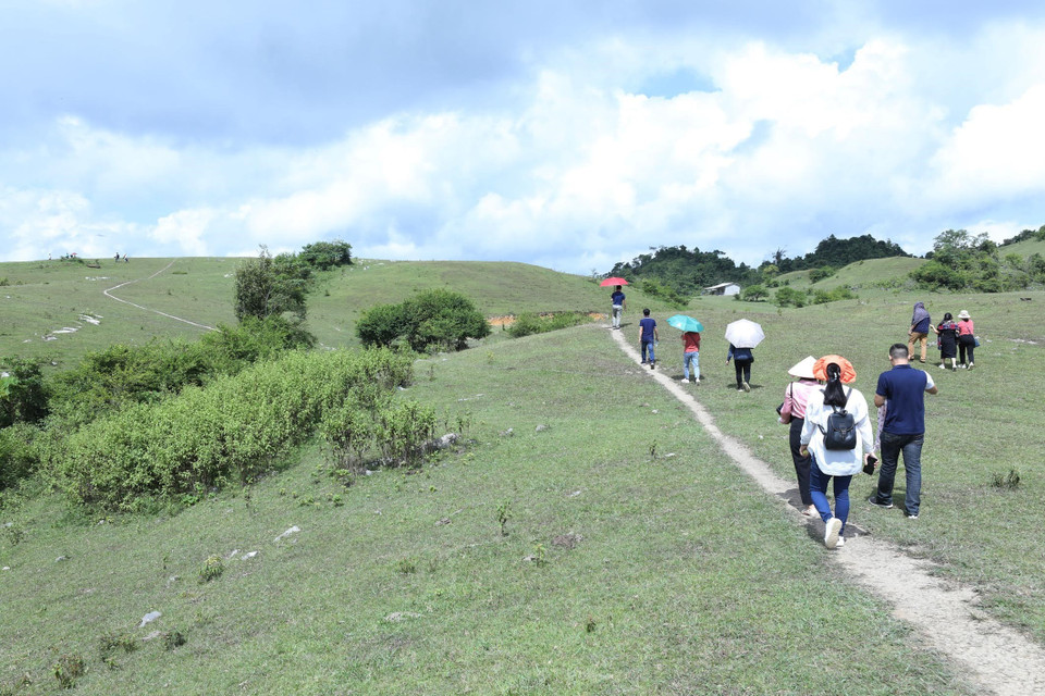Du khách đi bộ khám phá vẻ đẹp thiên nhiên hoang sơ tại thôn Lân Luông, xã Thiện Hòa, huyện Bình Gia, tỉnh Lạng Sơn. (Ảnh: Anh Tuấn/TTXVN)