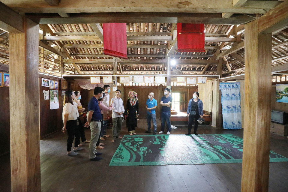 Du khách tìm hiểu về nhà sàn truyền thống của đồng bào tại thôn Lân Luông, xã Thiện Hòa, huyện Bình Gia, tỉnh Lạng Sơn. (Ảnh: Anh Tuấn/TTXVN)