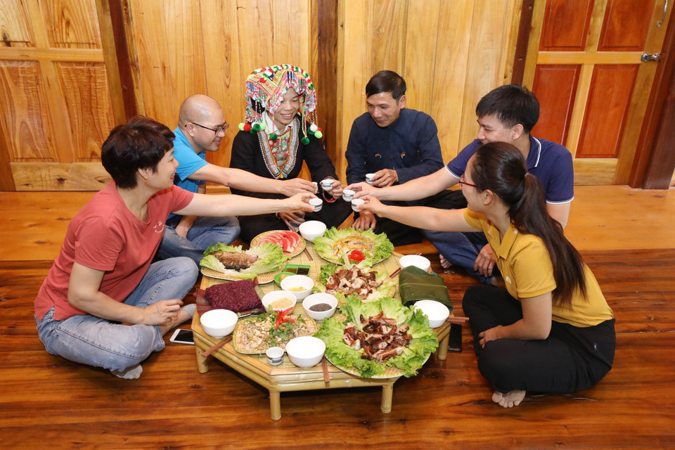 Du khách thưởng thức các món ăn dân tộc tại Homestay Hữu Trường, thôn Lân Luông, xã Thiện Hòa, huyện Bình Gia, tỉnh Lạng Sơn. (Ảnh: Anh Tuấn/TTXVN)