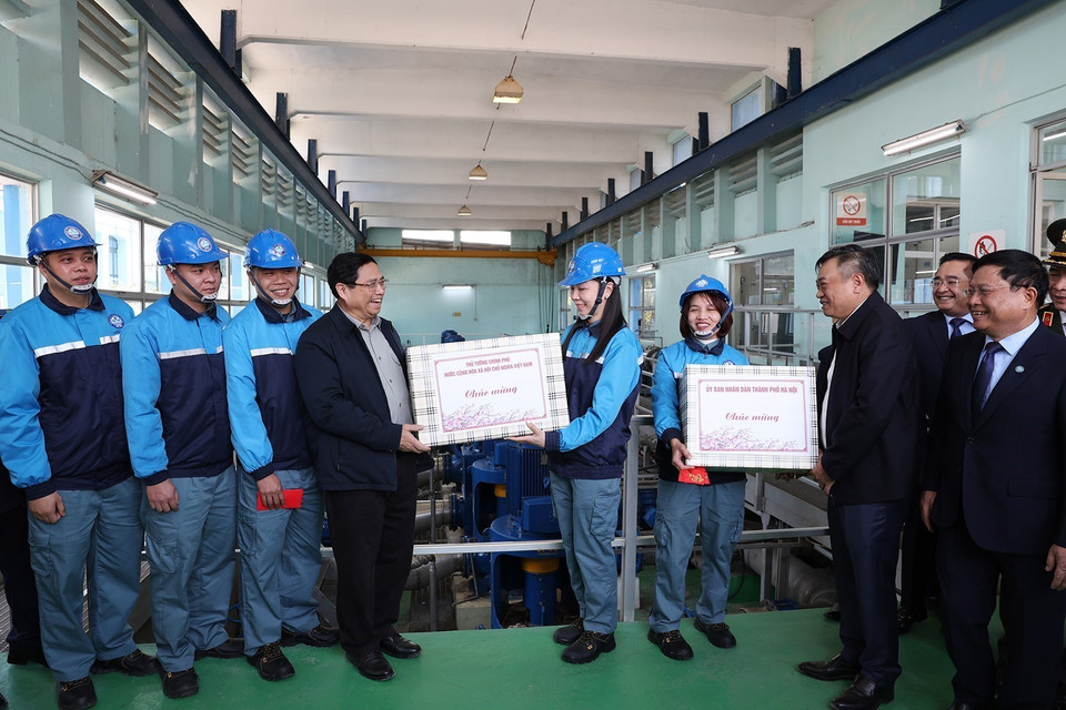 Thủ tướng Phạm Minh Chính thăm, chúc Tết công nhân, người lao động Nhà máy nước Yên Phụ. (Ảnh: Dương Giang/TTXVN)