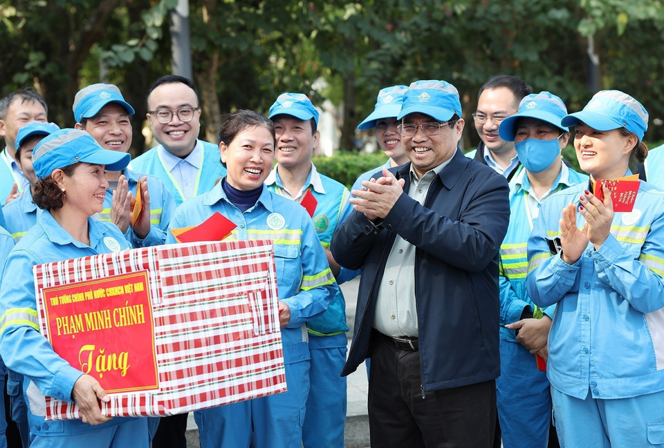 Thủ tướng Phạm Minh Chính thăm, chúc Tết công nhân vệ sinh môi trường đô thị thành phố Hà Nội. (Ảnh: Dương Giang/TTXVN)