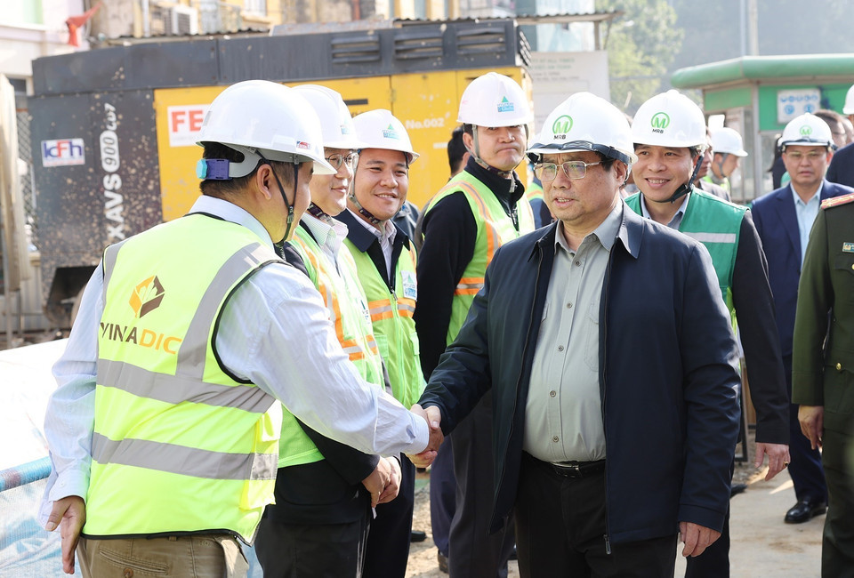 Thủ tướng Phạm Minh Chính thăm, chúc Tết công nhân đang thi công Dự án đầu tư xây dựng tuyến đường sắt đô thị Nhổn - ga Hà Nội. (Ảnh: Dương Giang/TTXVN)
