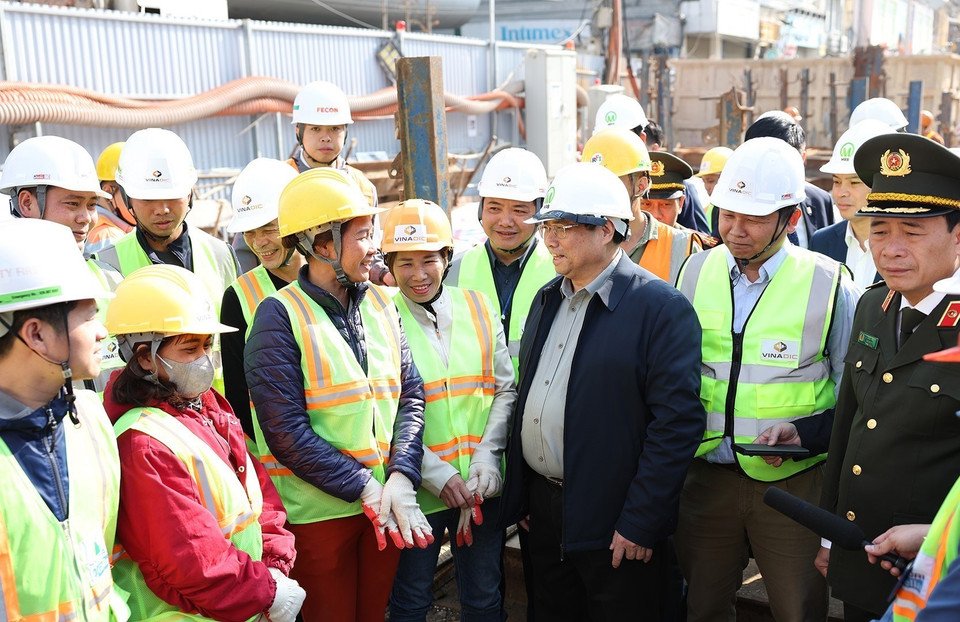 Thủ tướng Phạm Minh Chính thăm, chúc Tết công nhân đang thi công Dự án đầu tư xây dựng tuyến đường sắt đô thị Nhổn - ga Hà Nội. (Ảnh: Dương Giang/TTXVN)