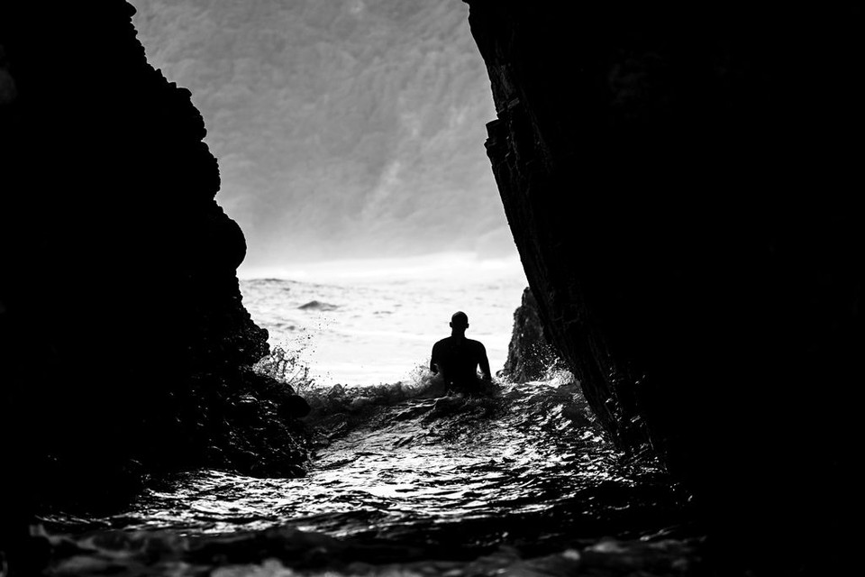 Một người lướt sóng ở bãi biển Piha, New Zealand. (Nguồn: NatGeo) 