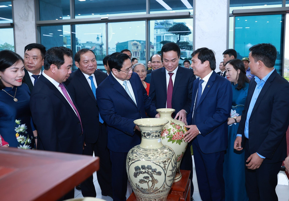 Thủ tướng Phạm Minh Chính thăm gian trưng bày sản phẩm OCOP. (Ảnh: Dương Giang/TTXVN)