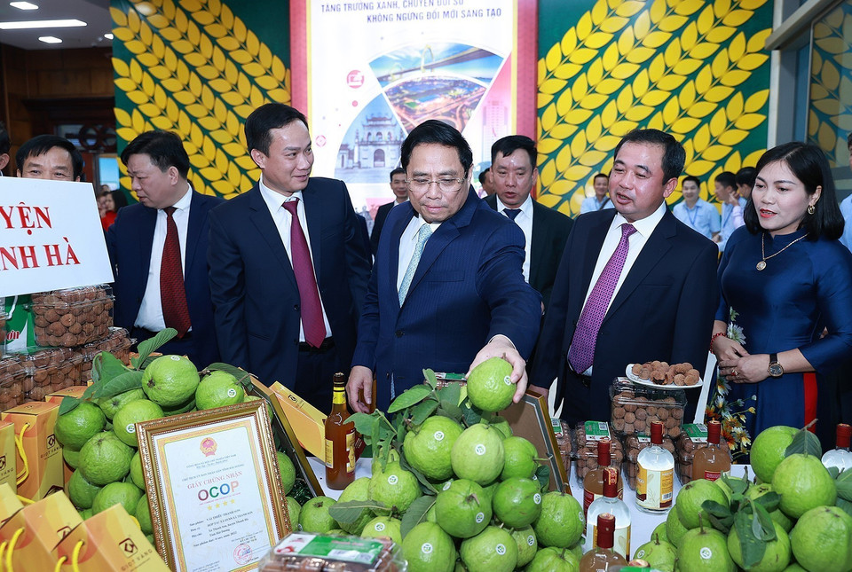 Thủ tướng Phạm Minh Chính thăm gian trưng bày sản phẩm OCOP của huyện Thanh Hà, tỉnh Hải Dương. (Ảnh: Dương Giang/TTXVN)