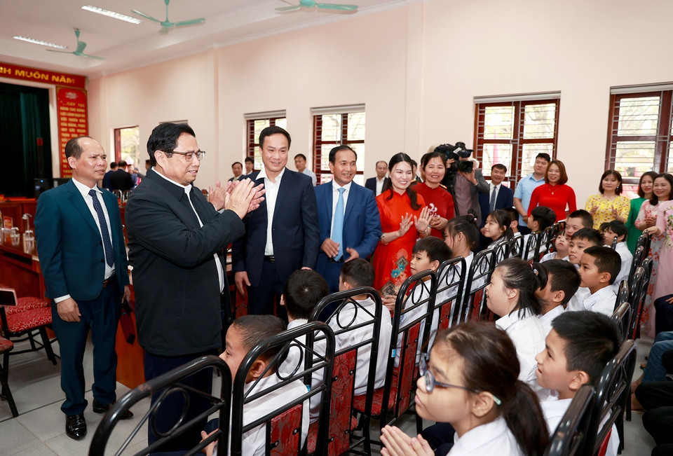 Thủ tướng Phạm Minh Chính thăm Trung tâm bảo trợ xã hội tỉnh Hải Dương. (Ảnh: Dương Giang/TTXVN)