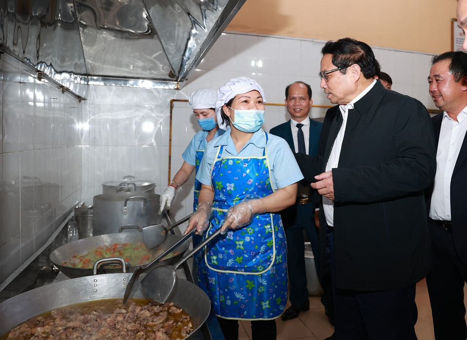 Thủ tướng Phạm Minh Chính kiểm tra cơ sở vật chất và công tác chăm sóc trẻ em tại Trung tâm bảo trợ xã hội tỉnh Hải Dương. (Ảnh: Dương Giang/TTXVN)